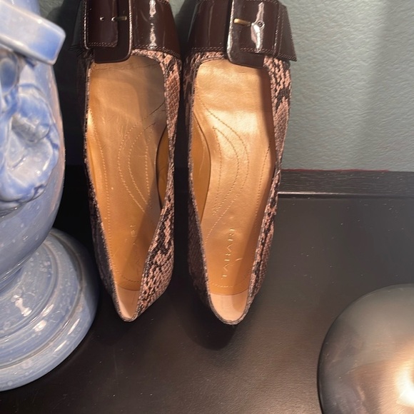 Tahari Brown Snakeskin Flats with patent leather Buckle Size 9M - Picture 2 of 6